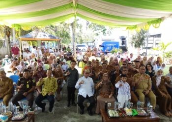 Bupati Ismet Mile didampingi Bunda Literasi, Ruwaida Ismet Mile saat menghadiri pembukaan Lomba Literasi tingkat Kabupaten Bone Bolango tahun 2026 di Halaman Kantor Dinas Perpustakaan dan Kearsipan, Selasa (28/4/2026). (Foto Indra/Gopos)