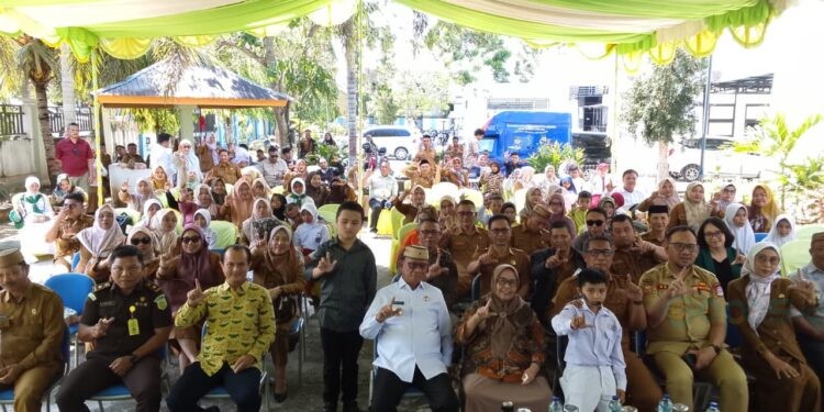 Bupati Ismet Mile didampingi Bunda Literasi, Ruwaida Ismet Mile saat menghadiri pembukaan Lomba Literasi tingkat Kabupaten Bone Bolango tahun 2026 di Halaman Kantor Dinas Perpustakaan dan Kearsipan, Selasa (28/4/2026). (Foto Indra/Gopos)