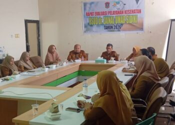 Direktur rumah sakit, Mohammad Ardiansyah saat memimpin rapat evaluasi terkait pelayanan. (foto.istimewa)