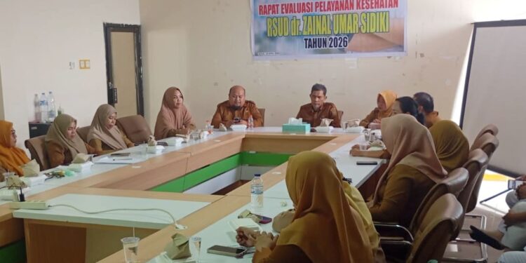 Direktur rumah sakit, Mohammad Ardiansyah saat memimpin rapat evaluasi terkait pelayanan. (foto.istimewa)