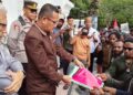 Sekretaris Komisi I, Ekwan Ahmad, didampingi Ketua Komisi I, Fadli Poha saat menerima laporan aspirasi dari mahasiswa papua. (foto.istimewa)
