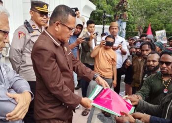 Sekretaris Komisi I, Ekwan Ahmad, didampingi Ketua Komisi I, Fadli Poha saat menerima laporan aspirasi dari mahasiswa papua. (foto.istimewa)