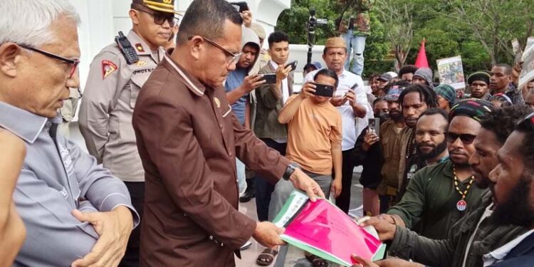 Sekretaris Komisi I, Ekwan Ahmad, didampingi Ketua Komisi I, Fadli Poha saat menerima laporan aspirasi dari mahasiswa papua. (foto.istimewa)