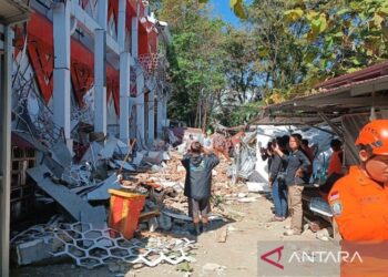 Warga dan petugas SAR berada di lokasi bangunan KONI Sario Manado yang rusak akibat gempa bumi berkekuatan magnitudo 7,6 di Manado, Sulawesi Utara, Kamis (2/4/2026). ANTARA/Karel A Polakitan/aa.