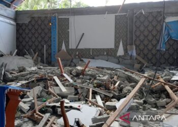 Reruntuhan bangunan Gereja Kalvari akibat guncangan gempa bumi magnitudo 7,6 di Pulau Batang Dua, Kota Ternate, Maluku Utara, Kamis (2/4/2026). ANTARA/Abdul Fatah/aa.
