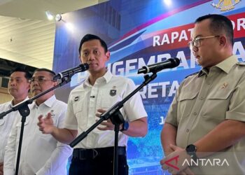 Menteri Koordinator Bidang Infrastruktur dan Pembangunan Kewilayahan Agus Harimurti Yudhoyono (AHY) didampingi pejabat lainnya memberi keterangan kepada awak media usai rapat koordinasi Pengembangan Jaringan Kereta Api Nasional di Stasiun Tanah Abang Baru, Jakarta, Rabu (22/4/2026). /ANTARA/Harianto.