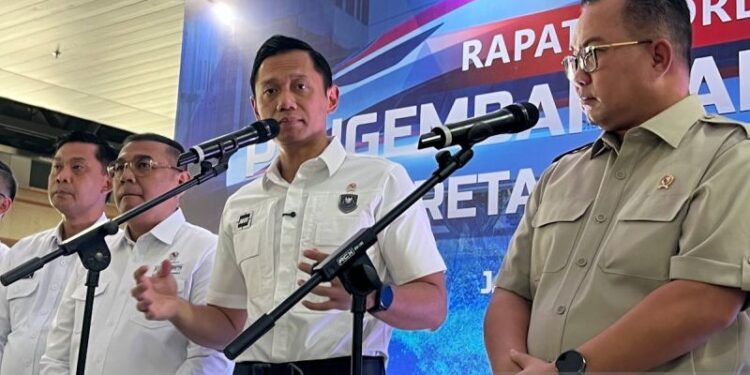 Menteri Koordinator Bidang Infrastruktur dan Pembangunan Kewilayahan Agus Harimurti Yudhoyono (AHY) didampingi pejabat lainnya memberi keterangan kepada awak media usai rapat koordinasi Pengembangan Jaringan Kereta Api Nasional di Stasiun Tanah Abang Baru, Jakarta, Rabu (22/4/2026). /ANTARA/Harianto.