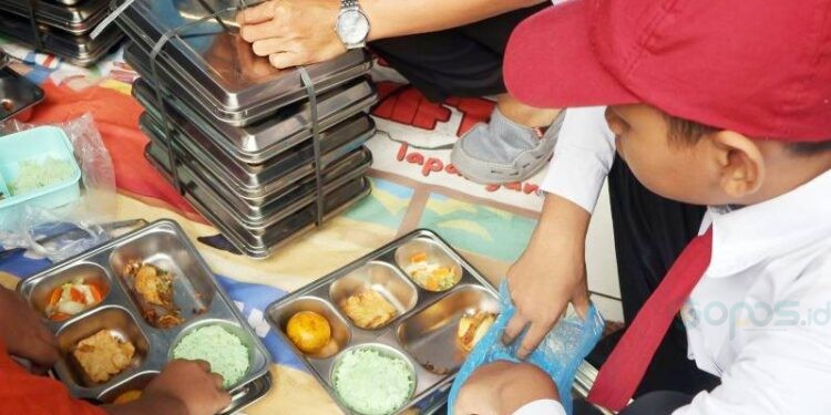 ILUSTRASI ; Guru membagikan Makanan Bergizi Gratis (MBG) pada siswa saat sekolah diliburkan akibat bangunan ambruk di Madrasah Ibtidaiyah Miftahul Falah, Gunungputri, Kabupaten Bogor, Jawa Barat, Senin (2/2/2026). ANTARA FOTO/Yulius Satria Wijaya/rwa.