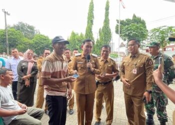 Bupati Jember meninjau pencetakan e-KTP di salah satu kecamatan.