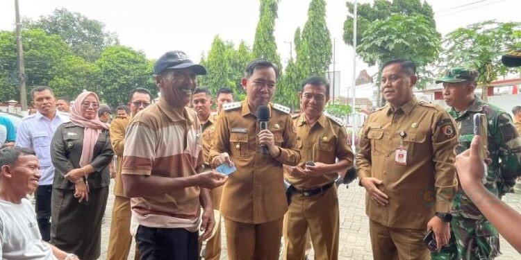 Bupati Jember meninjau pencetakan e-KTP di salah satu kecamatan.