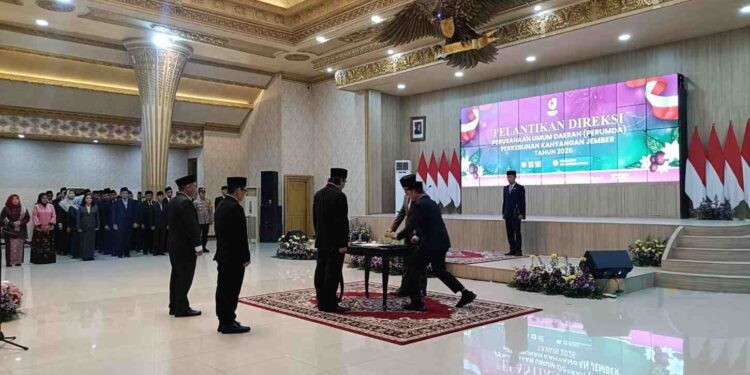 Bupati Jember Muhammad fawait saat melantik Direksi PDP Kahyangan