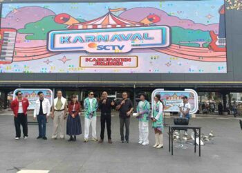 Pj. Sekda Jember Achamd Imam Fauzi bersama Kepala Disporabudpar Jember Boby Arisandi tampil di karnaval SCTV