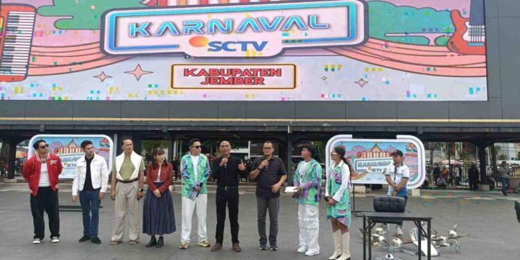 Pj. Sekda Jember Achamd Imam Fauzi bersama Kepala Disporabudpar Jember Boby Arisandi tampil di karnaval SCTV