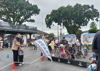 Bupati Jember Muhammad fawait saat membuka lomba Pushbike di acara Karnaval SCTV