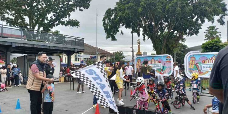 Bupati Jember Muhammad fawait saat membuka lomba Pushbike di acara Karnaval SCTV