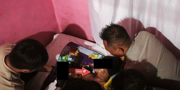 Korban MM yang tewas di lokasi PETI Suwawa Timur saat diidentifikasi polisi.(istimewa)