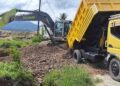 Mobil dan Excavator saat melakukan penimbunan kubangan tambang di kecamatan dengilo, Sabtu (23/05/2026) (Istimewa)