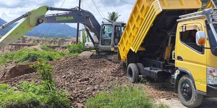 Mobil dan Excavator saat melakukan penimbunan kubangan tambang di kecamatan dengilo, Sabtu (23/05/2026) (Istimewa)