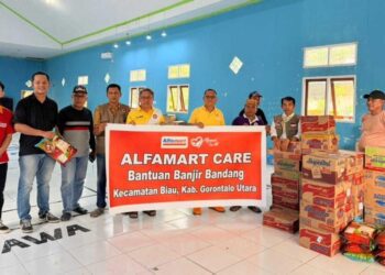 Alfamart Gorontalo menyerahkan bantuan secara simbolis untuk korban banjir bandang di Kecamatan Biau, Gorontalo Utara, Kamis (28/5/2026)