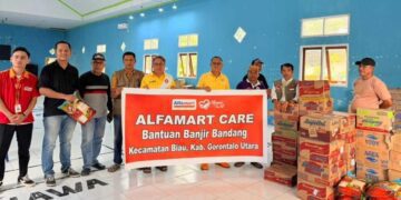 Alfamart Gorontalo menyerahkan bantuan secara simbolis untuk korban banjir bandang di Kecamatan Biau, Gorontalo Utara, Kamis (28/5/2026)