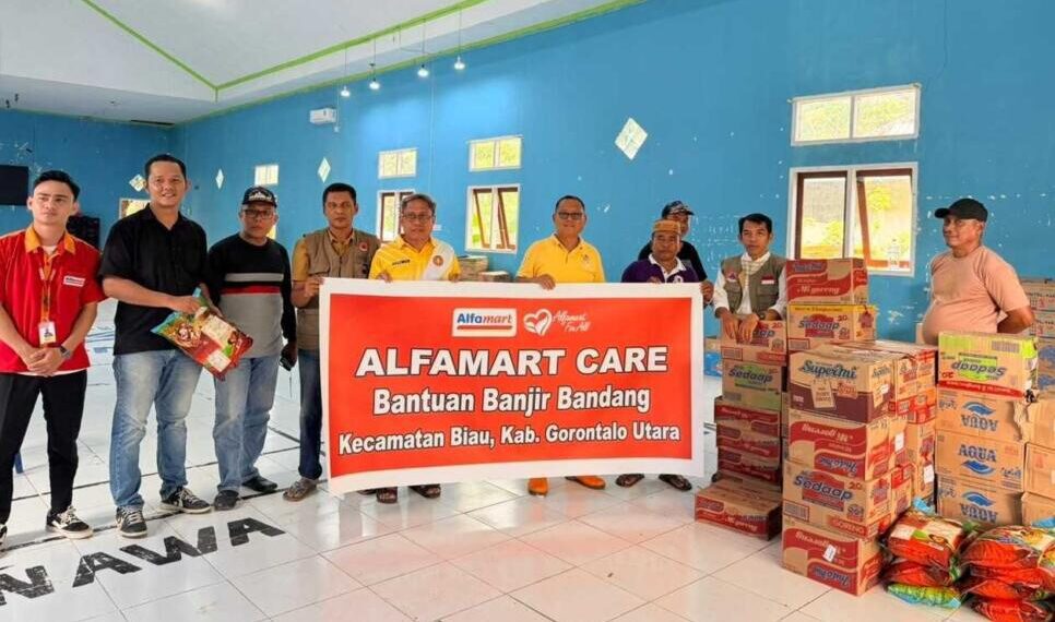 Alfamart Gorontalo menyerahkan bantuan secara simbolis untuk korban banjir bandang di Kecamatan Biau, Gorontalo Utara, Kamis (28/5/2026)