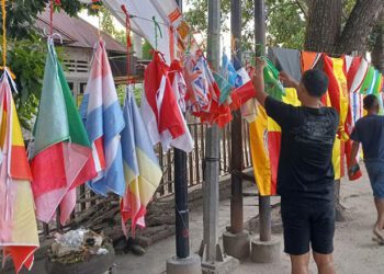Pedagang bendera mancanegara mulai terlihat menjelang piala dunia 2026 di Kota Gorontalo, Ahad (24/05/2026)