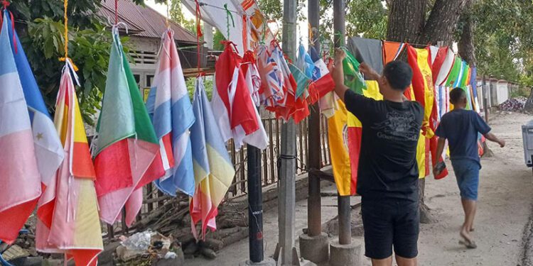 Pedagang bendera mancanegara mulai terlihat menjelang piala dunia 2026 di Kota Gorontalo, Ahad (24/05/2026)