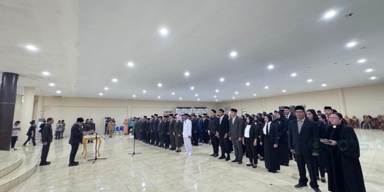 Prosesi pengambilan sumpah/janji pejabat manajerial dan non manajerial di lingkungan Pemerintah Kabupaten Boltara (Dok: Istimewa)