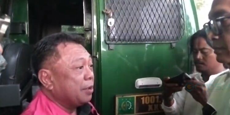 Mantan aleg DPRD Kabupaten Gorontalo, Hendra Abdul, menyebut nama Nelson Pomalingo dalam pusaran TKI saat akan menuju Rumah Tahanan (Rutan), Senin (4/5/2026)