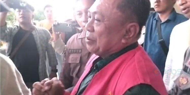 Mantan aleg DPRD Kabupaten Gorontalo, Hendra Abdul, dibawa petugas Kejaksaan Negeri Kabupaten Gorontalo menuju ke Rumah Tahanan (Rutan), Senin (4/5/2026)