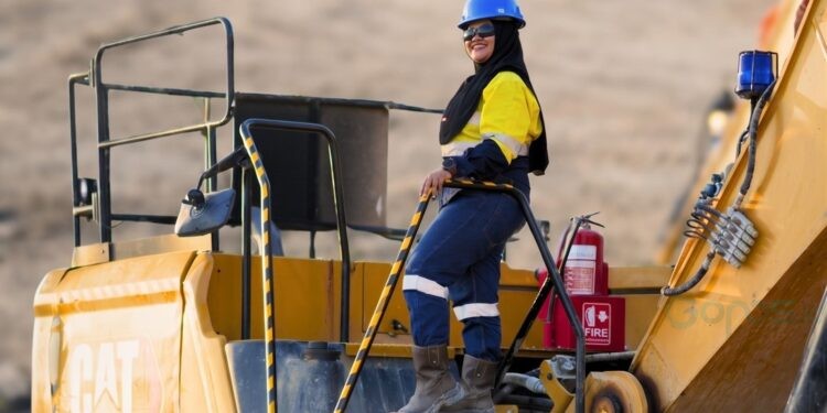 Felni Ruiba, operator excavator di PGM.(dok)