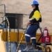 Felni Ruiba, operator excavator di PGM.(dok)