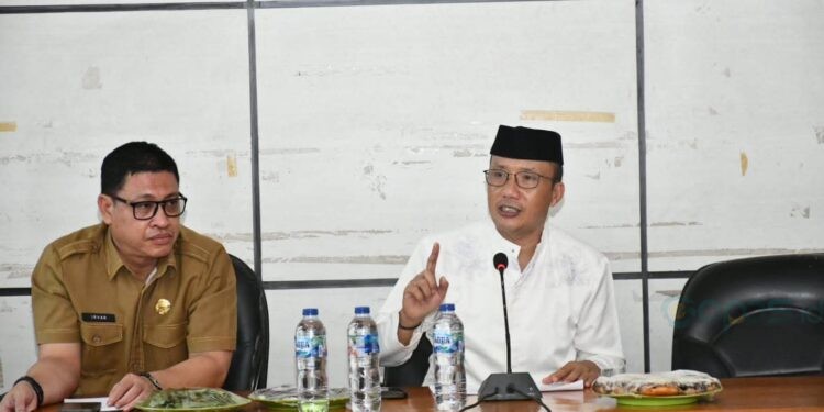 Wakil Bupati Boalemo, Lahmuddin Hambali, memimpin rapat koordinasi kepala desa, kepala dusun, dan jajaran pemerintah kecamatan, Selasa (05/05/2026) (Prokopim Boalemo)
