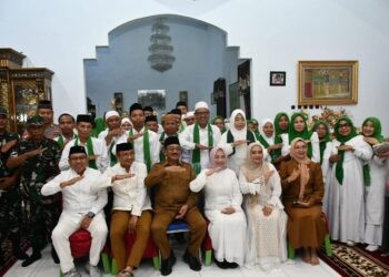 Bupati Boalemo, Rum Pagau, bersama 34 calon jemaah haji, berlangsung di rumah dinas Bupati, Selasa (05/05/2026) (Prokopim Boalemo)