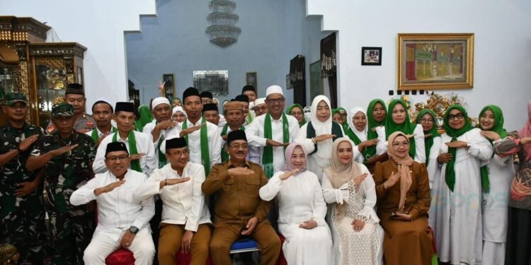Bupati Boalemo, Rum Pagau, bersama 34 calon jemaah haji, berlangsung di rumah dinas Bupati, Selasa (05/05/2026) (Prokopim Boalemo)