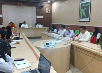 Bupati Boalemo, Rum Pagau, memimpin rapat koordinasi atasi kemiskinan di Kabupaten Boalemo, Rabu (06/05/2026) (Prokopim Boalemo)