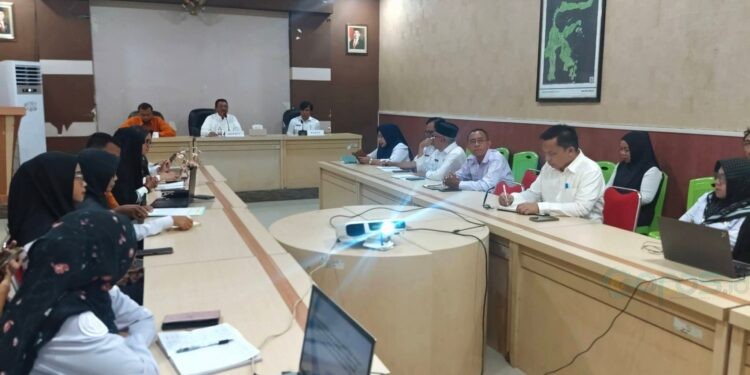 Bupati Boalemo, Rum Pagau, memimpin rapat koordinasi atasi kemiskinan di Kabupaten Boalemo, Rabu (06/05/2026) (Prokopim Boalemo)