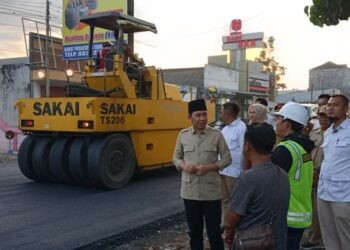 Bupati Jember Muhammad fawait saat mengecek perbaiki jalan di Jombang - Kencong