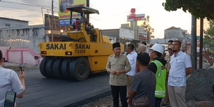 Bupati Jember Muhammad fawait saat mengecek perbaiki jalan di Jombang - Kencong
