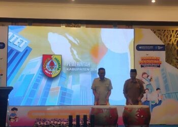 Kepala Dinas Pendidikan Kabupaten Jember Arief Tjahyono berama ketua DPRD Jember Ahmad Halim saat menbuka pameran pendidikan