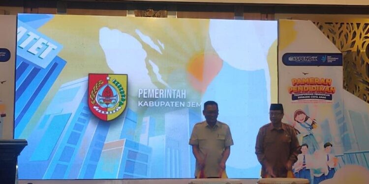 Kepala Dinas Pendidikan Kabupaten Jember Arief Tjahyono berama ketua DPRD Jember Ahmad Halim saat menbuka pameran pendidikan