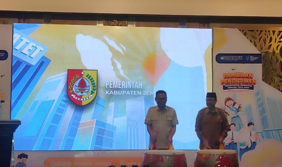 Kepala Dinas Pendidikan Kabupaten Jember Arief Tjahyono berama ketua DPRD Jember Ahmad Halim saat menbuka pameran pendidikan
