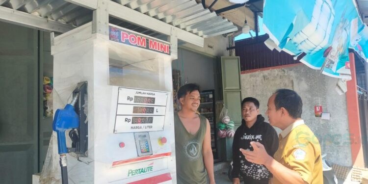 Dinas Perindakop Pohuwato turun langsung memantau harga BBM di Pom mini, Selasa (12/05/2026) (Iwan Karim Prokopim Pohuwato)