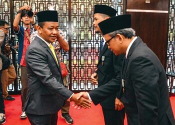 Vice President Technology Development PLN Nusantara Power Ardi Nugroho berjabat tangan dengan   Menteri ESDM Bahlil Lahadalia saat penyerahan Tanda Kehormatan Satyalancana Wira Karya pada Rabu (6/5) di Jakarta. (Foto.istimewa)