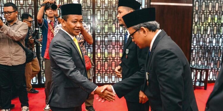Vice President Technology Development PLN Nusantara Power Ardi Nugroho berjabat tangan dengan   Menteri ESDM Bahlil Lahadalia saat penyerahan Tanda Kehormatan Satyalancana Wira Karya pada Rabu (6/5) di Jakarta. (Foto.istimewa)