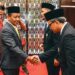 Vice President Technology Development PLN Nusantara Power Ardi Nugroho berjabat tangan dengan   Menteri ESDM Bahlil Lahadalia saat penyerahan Tanda Kehormatan Satyalancana Wira Karya pada Rabu (6/5) di Jakarta. (Foto.istimewa)