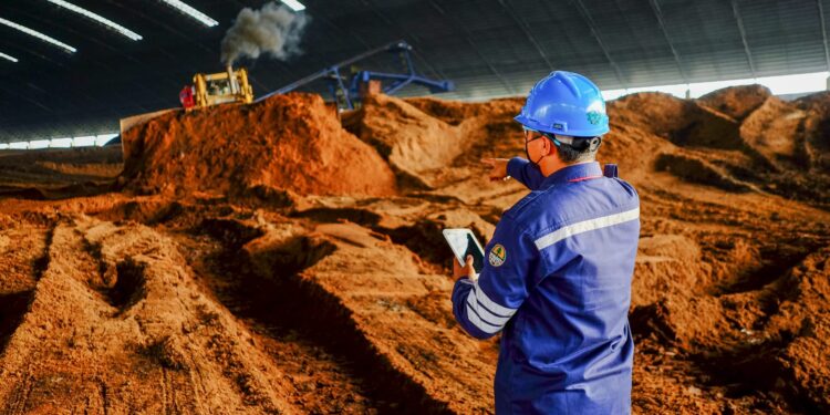 Karyawan PLN Nusantara Power melakukan monitoring pencampuran biomassa dengan batubara di PLTU Rembang. Sepanjang tahun 2025 PLN NP berhasil menghasilkan 1.041 GWh energi hijau dari cofiring pada 25 PLTU di seluruh Indonesia. (Foto.istimewa)