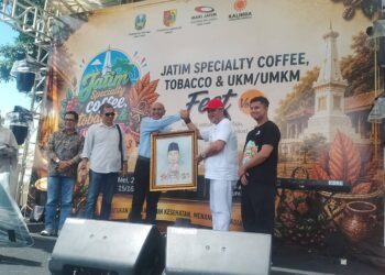 Pj. Sekda Jember Ahmad Fauzi saat menghadiri Festival Kopi, Tembakau dan UMKM