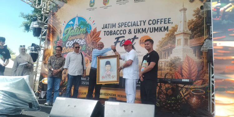 Pj. Sekda Jember Ahmad Fauzi saat menghadiri Festival Kopi, Tembakau dan UMKM