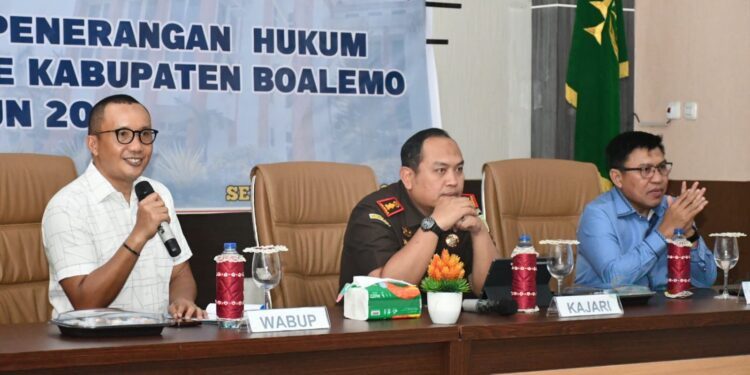 Wakil Bupati Boalemo, Lahmuddin Hambali, membuka penyuluhan dan penerangan hukum bagi kepala desa se Kabupaten Boalemo, Selasa (19/05/2026) (Prokopim Boalemo)